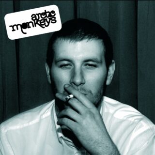 アークティック・モンキーズ(Arctic Monkeys)おすすめ名盤『Whatever People Say I Am…』レビュー｜レーベルも宣伝費もなく実力が広まった——UKロック史を塗り替えた衝撃のデビュー作