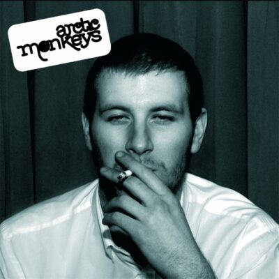 アークティック・モンキーズ(Arctic Monkeys)おすすめ名盤『Whatever People Say I Am…』レビュー｜レーベルも宣伝費もなく実力が広まった——UKロック史を塗り替えた衝撃のデビュー作