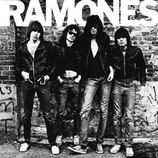 ラモーンズ名盤『ラモーンズの激情 (Ramones)』レビュー｜パンク・ロックの元祖！1曲2分の衝撃とシンプルさの美学が世界を変えた瞬間