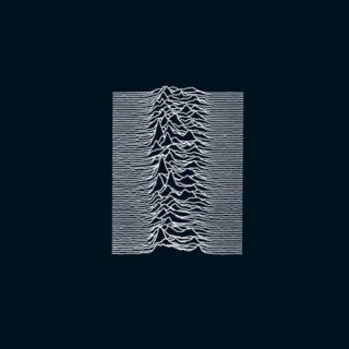 ジョイ・ディヴィジョン(Joy Division)おすすめ名盤『Unknown Pleasures』レビュー｜伝説のボーカル、イアン・カーティスの歌声が深淵へと誘うポスト・パンク金字塔