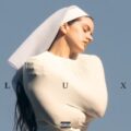 ロサリア(ROSALÍA)おすすめ名盤『LUX』レビュー｜14言語、ロンドン交響楽団、世界中の女性聖人——2025年最高評価のアルバムが鳴らした「光」の正体